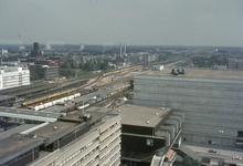 804310 Overzicht van het zuidelijke deel van het Centraal Station (N.S.-station Utrecht C.S.) te Utrecht, vanaf het ...